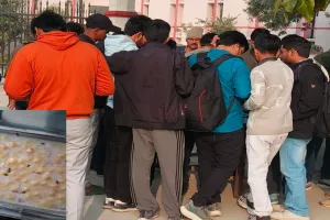 Bareilly : छात्रावास के मेस के भोजन में तार निकलने पर छात्रों का हंगामा