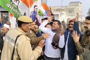 UP: भाजपा कार्यालय घेरने निकले कांग्रेसियों को रोका, पुलिस से नोकझोंक