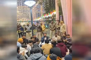 Bareilly : बजरंग दल ने चर्च के बाहर बैठकर पढ़ी हनुमान चालीसा, नारेबाजी भी की