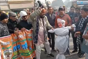UP: हिंदू  युवक की हत्या के विरोध में प्रदर्शन, बांग्लादेश के प्रधानमंत्री का पुतला फूंका