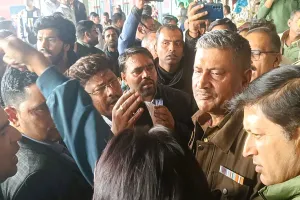 Moradabad: रेलवे स्टेशन पर मुख्य निरीक्षक से मारपीट...आक्रोशित कर्मियों ने घेरा जीआरपी थाना