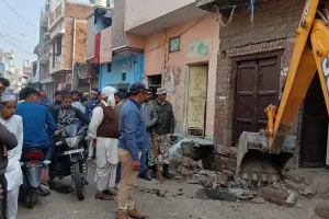 Bareilly : बानखाना में गरजी नगर निगम की जेसीबी...जल निकासी रोक रहे अवैध निर्माण तोड़े