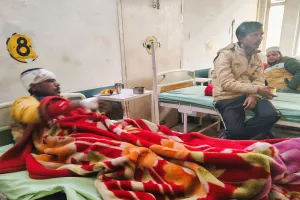 Moradabad: जिला अस्पताल में हल्के कंबलों में ठिठुर रहे मरीज...घर से मंगा रहे दूसरे कंबल