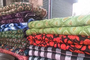 Moradabad: इस सर्दी बढ़ रहा जयपुरिया, लुधियाना और कश्मीरी कंबलों का क्रेज