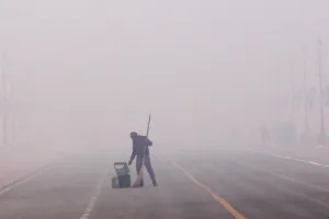 Moradabad: कोहरे के चलते धूल के कण वायुमंडल में छाए, बढ़ा प्रदूषण