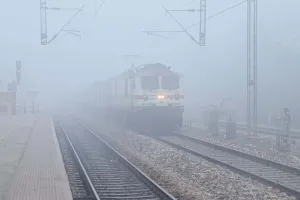 Bareilly: कोहरे में कई ट्रेनें निरस्त, विशेष ट्रेनों से भी नहीं मिल रही राहत