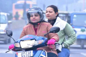 Moradabad: कोहरे के कारण थमी वाहनों की रफ्तार, एक घंटे में तय हुआ 25 मिनट का सफर