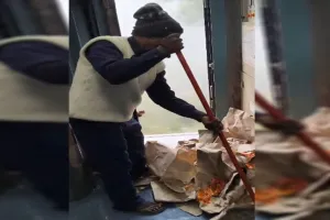 Bareilly: चलती ट्रेन से कर्मी ने कूड़ा बाहर फेंका...राप्ती गंगा एक्सप्रेस का वीडियो वायरल