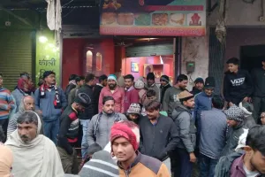 UP : सराफ से लूट करके भाग रहे बदमाशों को भीड़ ने दबोचा, वारदात से व्यापारियों में आक्रोश