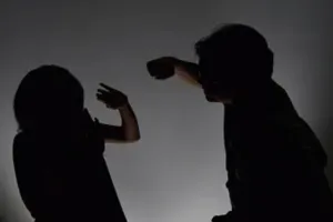 रामपुर: प्रशासनिक अधिकारी आवास पर रसोइया ने पत्नी को पीटकर घर से भगाया