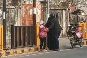 Moradabad: बीच सड़क महिला व मासूम बच्ची से मारपीट, वायरल वीडियो से मचा हड़कंप