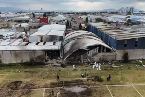 Mexico plane crash: 7 की जलकर मौत, फुटबॉल मैदान पर इमरजेंसी लैंडिंग भी कोशिश नाकाम