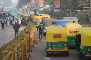 चारबाग का ट्रैफिक बना मुसीबत... बेरिकेडिंग ने बढ़ाया जाम, उल्टी दिशा में दौड़ रहे वाहन