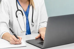 मेरठ में निजी अस्पतालों पर कसा शिकंजा : 1400 डॉक्टर-300 हॉस्पिटल को CMO के 13 सख्त नियम, अनदेखी की तो लाइसेंस रद्द!