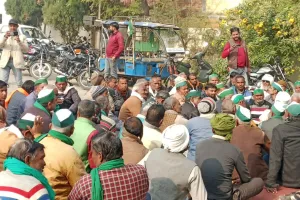 महिलाओं सहित हजारों किसान सड़क पर... किसानों ने 14 सूत्री मांगों पर नगर निगम मुख्यालय घेरा