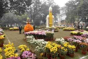 BHU की पुष्प प्रदर्शनी में प्रयागराज माघ मेले की भव्य झलक, चंद्रयान मॉडल और जैविक खेती ने लूटी महफिल