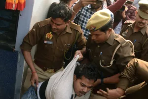 मुंह पर ऑक्सीजन मास्क लगा सड़कों पर उतरे सपाई, जनेश्वर मिश्र पार्क में पेड़ों की कटाई को लेकर किया प्रदर्शन