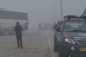 अमेठी में भीषण सड़क हादसाः कोहरे के कारण सात गाड़ियां आपस में टकराई, दो की मौके पर मौत, 18 घायल