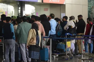 इंडिगो की 44 फ्लाइट निरस्त, काउंटर पर यात्रियों का हंगामा... चौथे दिन भी दिखा अराजकता का आलम