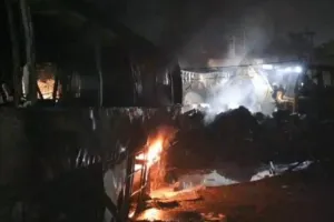 फुलवरिया बाईपास पर दर्दनाक हादसा: ट्रक और बस की भीषण टक्कर, आग लगने से तीन यात्रियों की मौत, 24 झुलसे