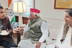 सपा सांसद ने केंद्रीय मंत्री के समक्ष रखी किसानों की पीड़ा, कहा- 84 कोसी परिक्रमा मार्ग निर्माण में बिना मुआवजे दिए ली जा रही जमीन