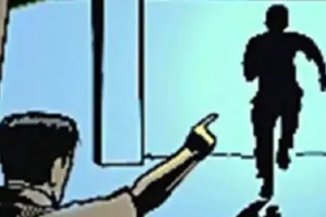 भदोही में अदालत से इनामी बदमाश फरार, घायल पैर के बावजूद पुलिस को चकमा देकर भागा, 3 पुलिसवाले सस्पेंड