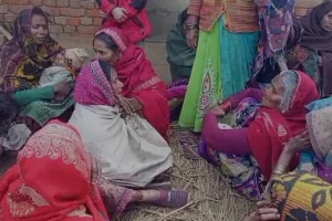 Raebareli News: मिट्टी का टीला ढहने से चार लोग मलबे में दबे, दो की मौत