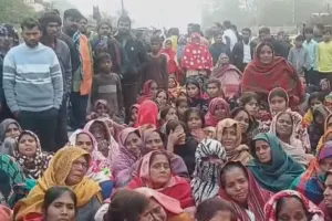 Amethi News: पीएम के बाद शव घर पहुंचने पर आक्रोशित हुए परिजन और ग्रामीण, शव को सड़क पर रखकर लगाया जाम
