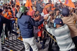 बांग्लादेश में हिंदुओं पर जुल्म बर्दाश्त नहीं: अयोध्या में VHP और बजरंग दल ने निकाली जन आक्रोश रैली, सरकार को दी चेतावनी- परिणाम भुगतने पड़ेंगे!