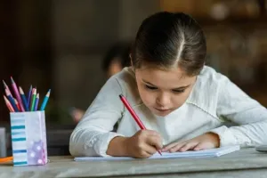 छुट्टियों में क्या बच्चों को थोड़ी-बहुत पढ़ाई या स्कूल का काम करना चाहिए? देखें कैसे होता है मासूमों का विकास