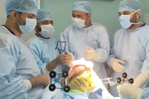 एम्स रायबरेली में रोबोट की मदद से सफल हुआ घुटना प्रत्यारोपण, दो मरीजों को मिली नई जिंदगी