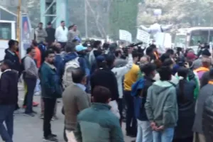 दीपू हत्याकांड पर भड़का गुस्सा: दिल्ली में VHP का बांग्लादेश हाई कमीशन के बाहर जोरदार प्रदर्शन, ढाका ने भारतीय राजदूत को फिर किया तलब 