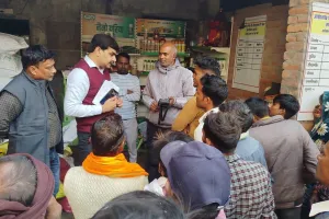 बिना सूचना उर्वरक दुकानें मिलीं बंद, जिला कृषि अधिकारी ने जारी किया कारण बताओ नोटिस