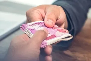 ग्रामीण बैंक के मैनेजर और चपरासी पर FIR, KCC लोन के बदले 10% कमीशन की मांग