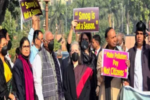 Parliament Winter Session: विपक्षी सांसदों का प्रदूषण को लेकर प्रदर्शन, बोलीं सोनिया- कैसे लें सांस 