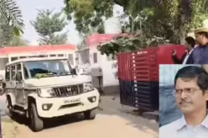देवरिया प्लॉट विवाद में घिरे पूर्व IPS अमिताभ ठाकुर गिरफ्तार, चलती ट्रेन से उतारकर ले गई पुलिस 