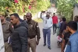 युवती की हत्या कर रिटायर्ड आईएएस के घर पास फेंका शव, दीवार से टिका कर भागे आरोपी, एफआईआर दर्ज