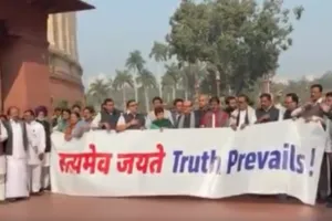 कांग्रेस सांसदों ने हेराल्ड मामले पर संसद परिसर में किया प्रदर्शन, प्रधानमंत्री का इस्तीफा मांगा 