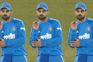 विराट कोहली का 'बाबा जी का ठुल्लू' डांस वायरल: डीकॉक के आउट होते ही फील्ड पर मचाया धमाल, वीडियो ने तोड़ा सोशल मीडिया पर रिकॉर्ड!