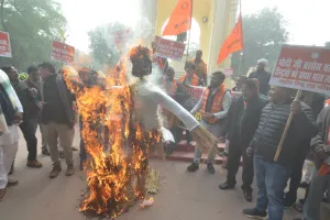 बांग्लादेशी हिंदुओं के समर्थन में राष्ट्रीय हिन्दू रक्षा परिषद ने किया प्रदर्शन, लखनऊ विश्वविद्यालय के छात्रों ने फूंका पुतला