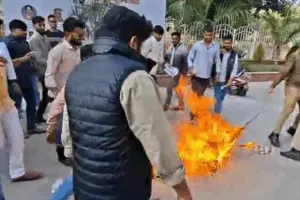 लखनऊ विश्वविद्यालय में छात्रों ने फूंका संजय निषाद का पुतला,  बलिया अपमान के आरोप में मंत्री की बर्खास्तगी की मांग
