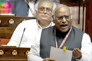 कांग्रेस का संसद में हंगामा: नई लेबर कोड से मजदूरों की नौकरी पर संकट..., खरगे का मोदी सरकार पर तीखा हमला