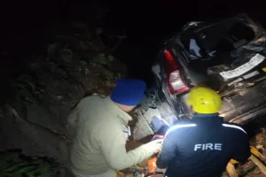 नैनीताल में निगलात के पास खाई में गिरी कार, उत्तर प्रदेश की तीन महिला श्रद्धालुओं की मौत, दो घायल