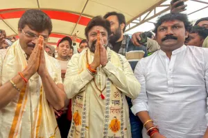 Akhanda 2 Thaandavam: अखंडा 2 ने सिनेमाघरों में मचाई धूम,  फिल्म की सफलता के बाद काशी विश्वनाथ मंदिर पहुंचे बालाकृष्ण