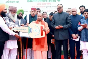 सीएम योगी ने चौधरी चरण सिंह की 123वीं जयंती पर दी भवपूर्ण श्रद्धांजलि,  ‘किसान सम्मान दिवस’ सौंपा 25 किसानों को ट्रैक्टर