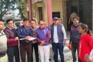 सीतापुर डीएम की सख्ती: स्वास्थ्य केंद्र में लापरवाही पर एएनएम-आंगनबाड़ी कर्मी को थमाया सेवा समाप्ति का नोटिस, कई लोगों का वेतन कटा