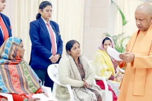 ‘जनता दर्शन’ में हर फरियादियों से मिले मुख्यमंत्री योगी, कहा- हर जरूरतमंद की सेवा ही सरकार का लक्ष्य