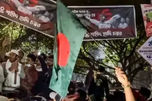 Bangladesh Violence : युवा नेता शरीफ उस्मान हादी का कड़ी सुरक्षा में अंतिम संस्कार आज, मौत के बाद नहीं थम रही हिंसा