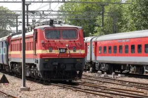 ट्रेन का सफर हुआ महंगा... रेलवे ने बढ़ाया किराया, लंबी दूरी वालों की जेब पर असर