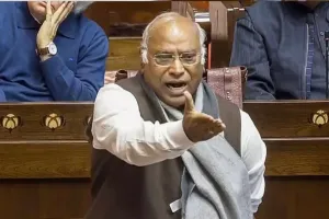  Vande Matram Controversy:अमित शाह पर बरसे खरदे... कहा- ‘वंदे मातरम’ के पहले दो छंदों के इस्तेमाल का फैसला सिर्फ नेहरू का नहीं था